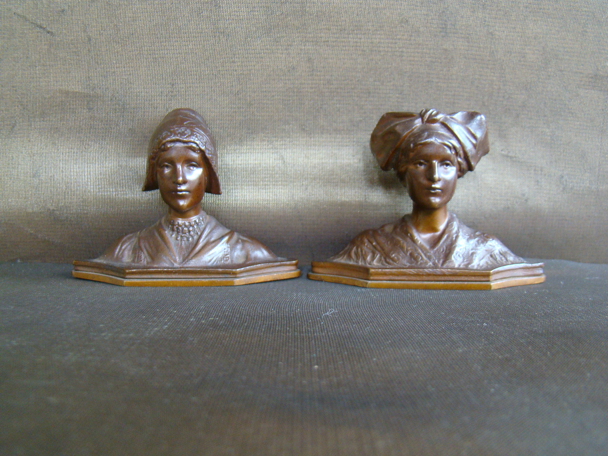 Gearceerd zuigen Scherm 2 kleine bronzen beeldjes hoofd vrouwen in klederdracht - bestel bij  mittens.nl